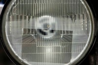 ヘッドライトの下半分を2000番耐水ペーパーで磨いて、長方形のフィルムを貼った状態。