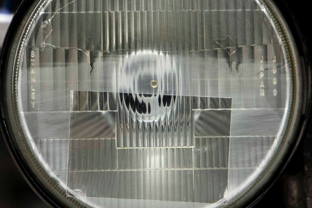 ヘッドライトの下半分を2000番耐水ペーパーで磨いて、長方形のフィルムを貼った状態。