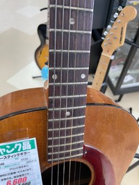 「ウェザーチェックすごい」——ボディ表面に広がる細かい網目状の塗装のひび割れが、60年代製であることを物語る／けんしさん（@Kenshi_Pokekara）提供