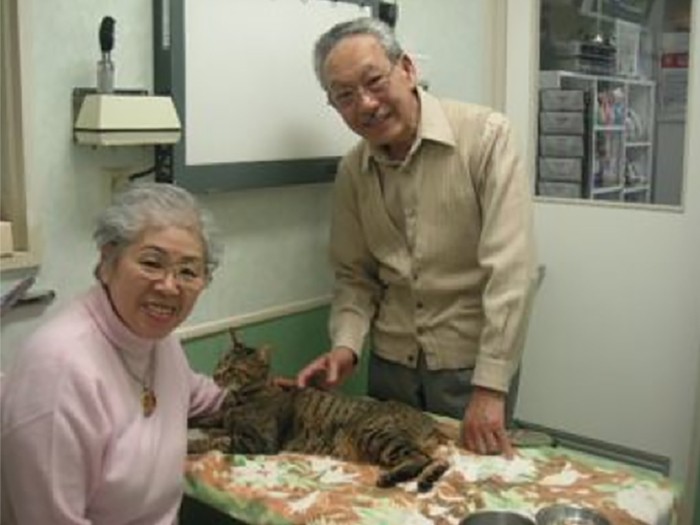 愛猫と暮らすご夫婦。動物もかけがえのない家族だ（赤坂動物病院提供）