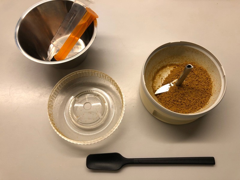 フードプロセッサーでカリカリを粉砕