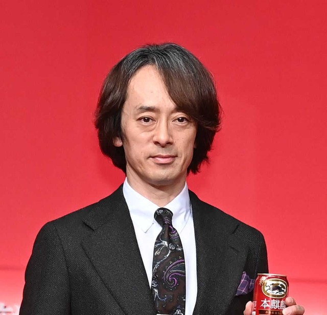 2022年、ベスト・ファーザー賞に選ばれた滝藤賢一さん。CMで演じた映画監督の名セリフ「君、簡単にしわ伸ばしすぎー！」のものまねを公認しました