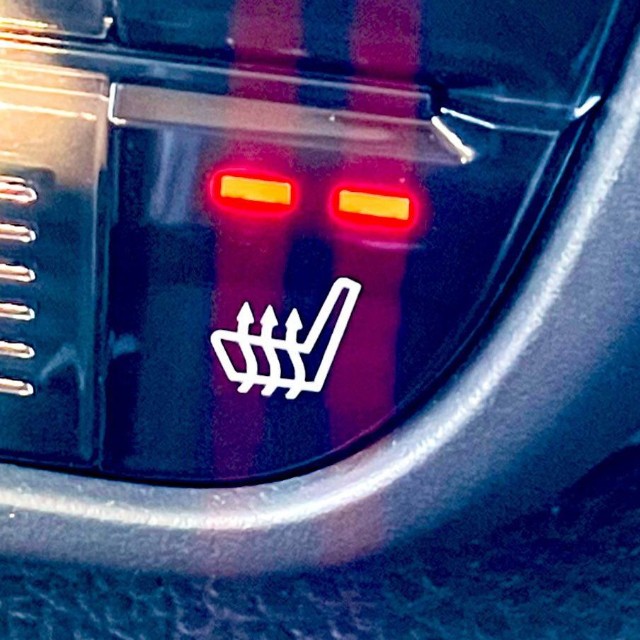 通勤で毎日乗っていた車に隠れていた快適機能「シートヒーター」／ユリキャノンさん（@yuri_kyanon）提供