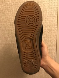 スニーカーの裏の溝に挟まった小石（ネルノダイスキさん提供）
