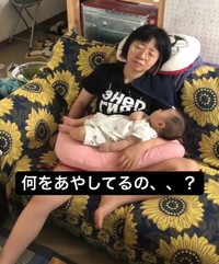 赤ちゃんをあやしながら、寝落ちしてしまったママ（提供：滝沢たきおさん）