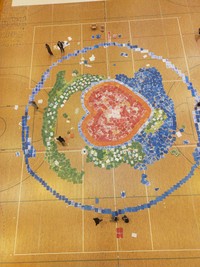 わくわく地球未来展でつくったモザイクアート（天理大学体育館）