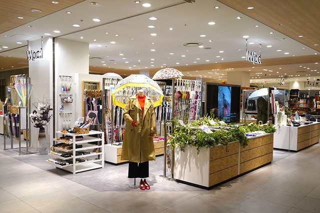 8月26日にオープンした「Wpc.ルクアイーレ店」（大阪市北区）。1500点もの人気傘が登場