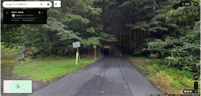 森の中に続く道。静岡市の谷津隧道の西側です(C) Google ストリートビュー