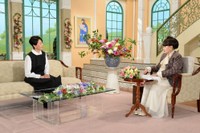 「徹子の部屋」に出演するウー・ウェン氏（左）と司会の黒柳徹子＝テレビ朝日提供