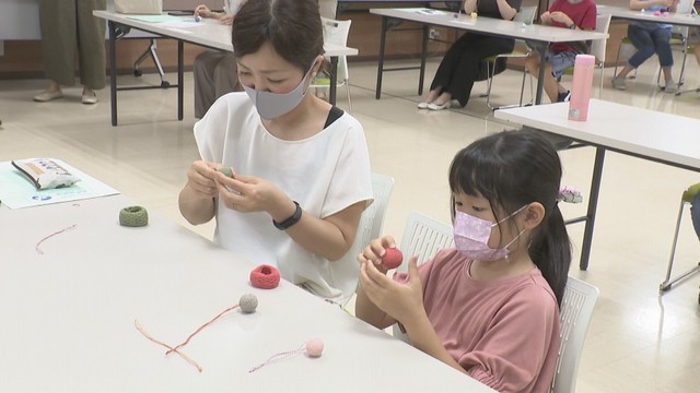 親子で「手まりづくり」を体験