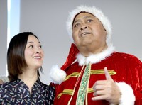 妻・千絵さんと退院喜ぶ小錦八十吉＝2024年