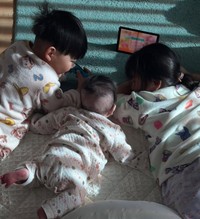 末っ子うーちゃんの取り合い♡（提供：＠kazufam.kidslifeさん）
