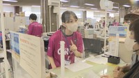 ファジアーノ岡山のユニホームTシャツを着て勤務する岡山市職員