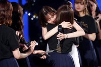 メンバーを抱きしめる生田絵梨花＝横浜アリーナ