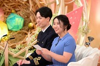 客席の“重要人物”に目をやる2人（©ABCテレビ）