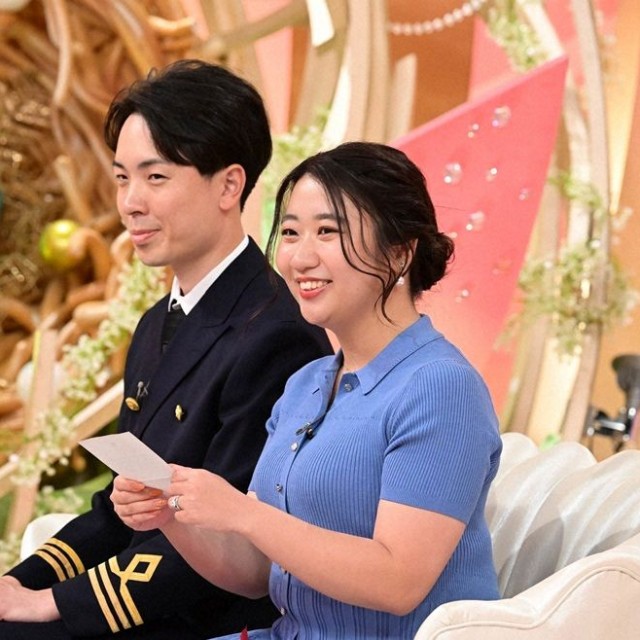 客席の“重要人物”に目をやる2人（©ABCテレビ）