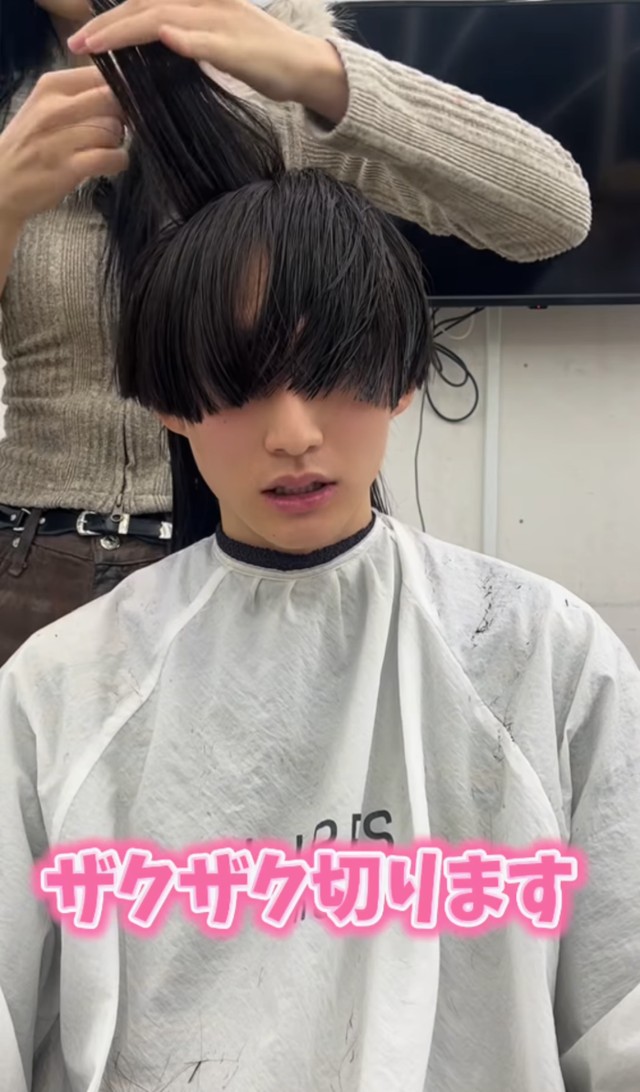 長年伸ばしたロングヘアをカットする男性/ sakiさん（@lipps_saki）提供