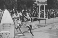 ベルリン五輪男子マラソンの折り返し点で競り合う孫基禎選手（右）と英国のアーネスト・ハーパー選手