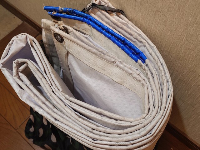 テントのようなものを広げてみると…（hisatawaさん提供）