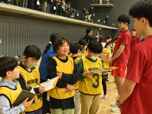 子ども記者が体感　“する”だけじゃないバスケの魅力 京王 Jr.ウインターカップ