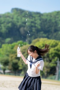 STU48・内海里音1st写真集から（撮影：佐藤佑一、株式会社KADOKAWA）