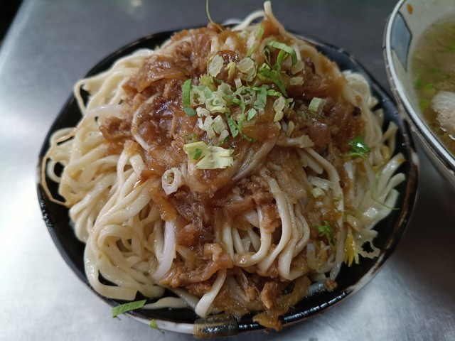 アルデンテの乾麺の上に肉と野菜の煮込みが…（黒色中国さん提供）