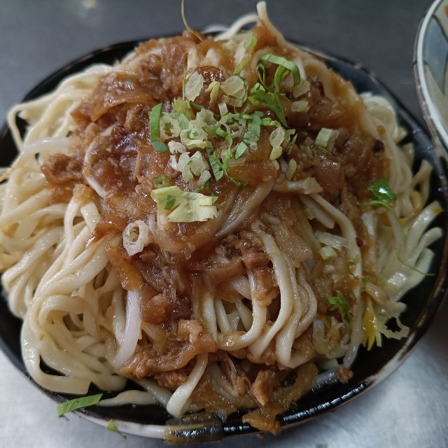 アルデンテの乾麺の上に肉と野菜の煮込みが…（黒色中国さん提供）