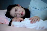 なかなか寝てくれないと悲壮感が漂う…※画像はイメージです（kapinon@stock.adobe.com）
