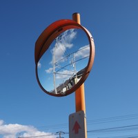 カーブミラー　※画像はイメージです（毅 手塚/stock.adobe.com）