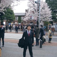 【ビフォー写真】入学式では黒いスーツを着て短髪だった男性。卒業写真では…／窓賀茜さん（@MadogaAkane）提供