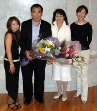 （左から）安達祐里、梨本勝さん、田代美代子、堀越陽子＝2006年