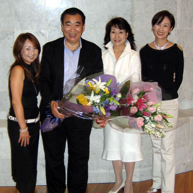 （左から）安達祐里、梨本勝さん、田代美代子、堀越陽子＝2006年
