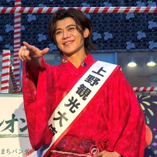 新浜レオンさん　2026年真っ赤な浴衣姿で登場