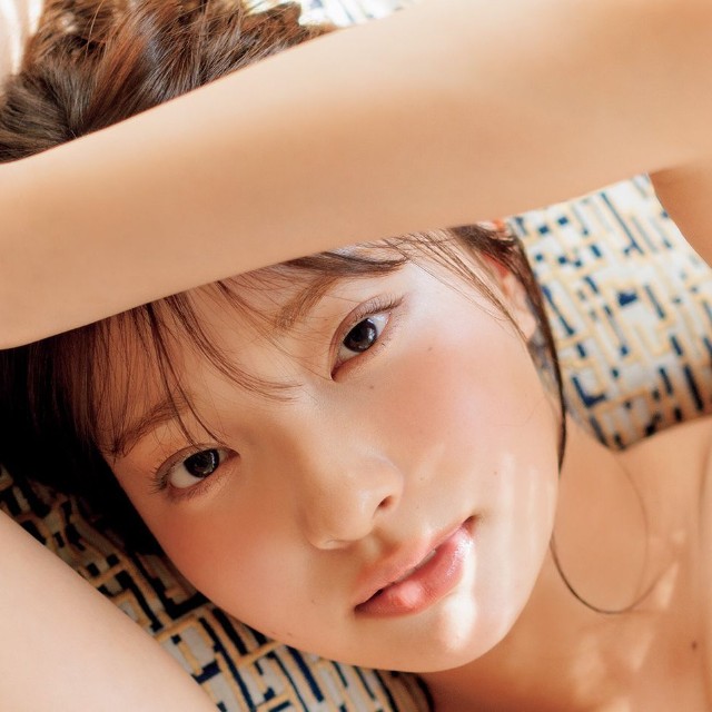 里仲菜月「週刊SPA! 」(扶桑社)5月26日号より＝撮影／鈴木ゴータ ヘアメイク／徳永舞 スタイリング／クメユナ