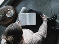一人暮らしの部屋で仕事をする日々。孤独を埋めたのは、音読だった