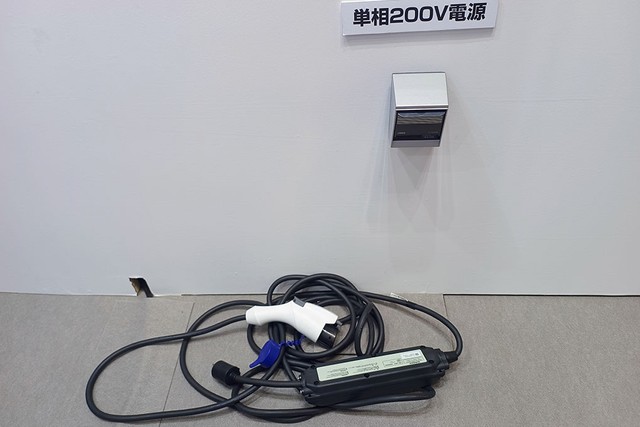 5～7万円もする付属の充電ケーブル