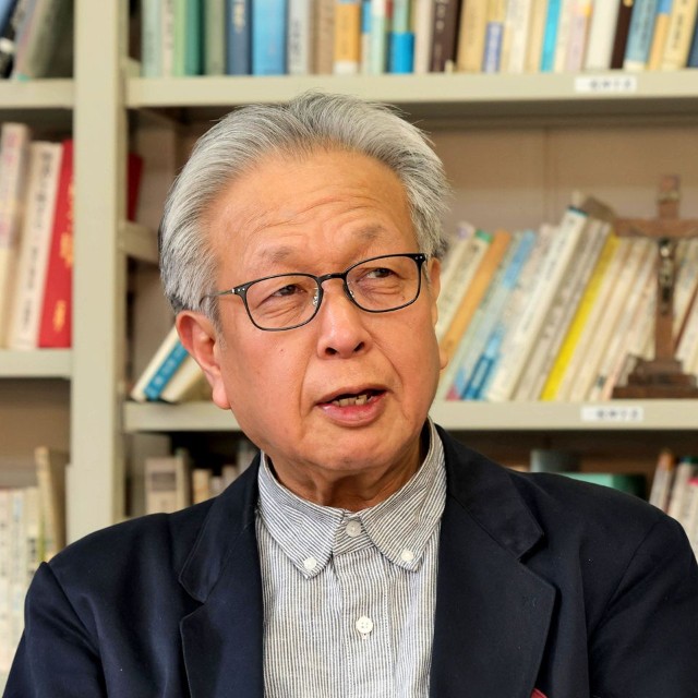 クラウドファンディング賛同者になった経緯を話す落語家の桂米二さん（京都市左京区・平安教会）＝撮影・佐伯友章
