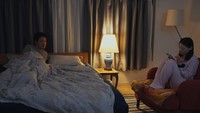 夜の夫婦の寝室