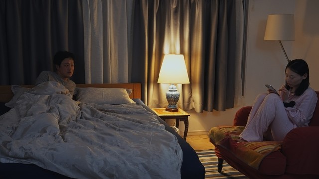 夜の夫婦の寝室