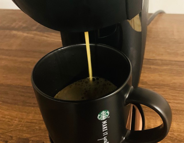 好みの抽出温度・抽出量を設定し、カップに注いで完成