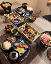1時間考えたという食卓の並び。普段から見た目にこだわっているそう／tsujiさん（@chichichisu）提供