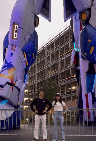 15年後、成長した娘さんと同じポーズで再現。ヒーローはガンダムに（2025年・福岡・ららぽーと福岡）／KOUICHIROUさん（@ichirou07161128）提供