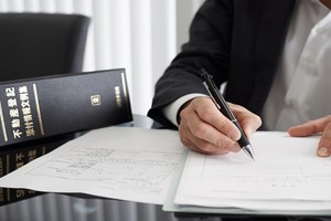 司法書士の報酬の相場は？　相続・不動産登記・債務整理などケース別の内訳や選ぶポイントを解説