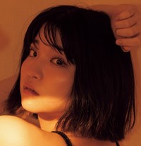 根本凪（撮影：鈴木ゴータ　ヘアメイク：塩田結花（JULLY）　スタイリング：井岡直子　撮影協力：三日月シーパークホテル勝浦）