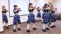 京都広告業協会の勉強会にサプライズ登場し、ライブを披露した「カラフルスクリーム」のメンバー（２０２６年３月、京都市中京区）