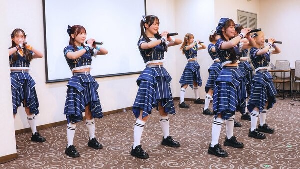 京都広告業協会の勉強会にサプライズ登場し、ライブを披露した「カラフルスクリーム」のメンバー（２０２６年３月、京都市中京区）