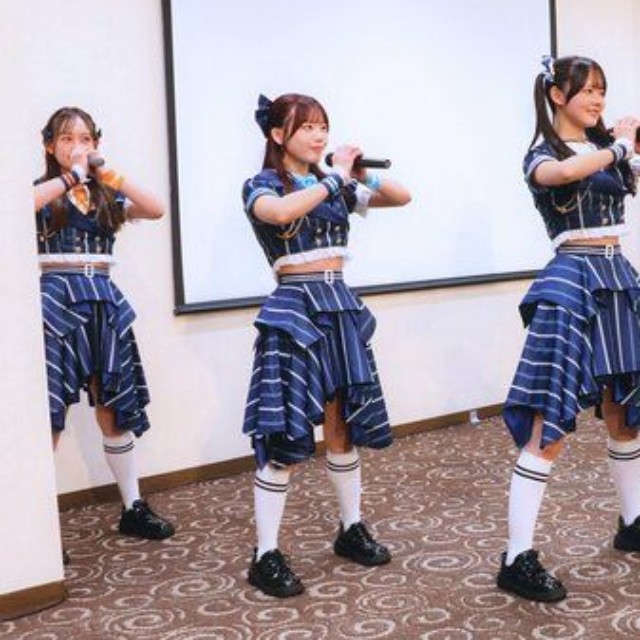 京都広告業協会の勉強会にサプライズ登場し、ライブを披露した「カラフルスクリーム」のメンバー（２０２６年３月、京都市中京区）