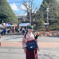 〈After〉卒業式では袴姿、グリーンヘアの女性に／窓賀茜さん（@MadogaAkane）提供