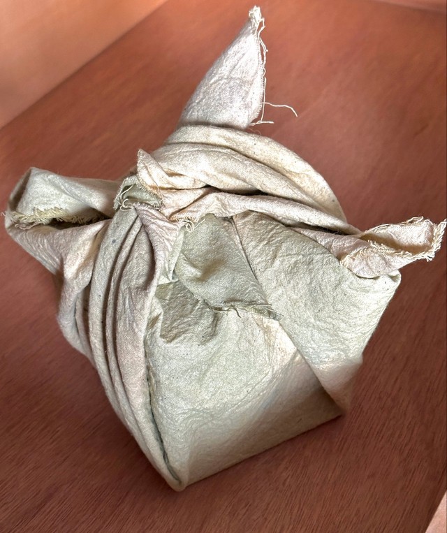 無造作に布に包まれていた（Amasakuさん提供）