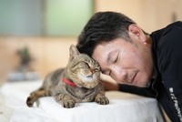 頭と頭をくっつけてあいさつする「頭こつん」が互いの日課